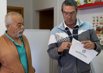 Mogán reparte 600 trampas entre 98 agricultores para proteger los cultivos de la polilla