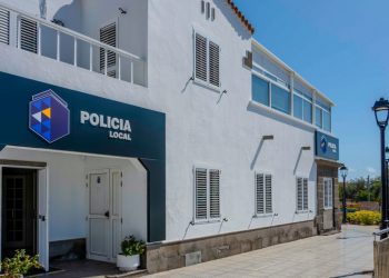 La Policía Local de Mogán detiene a un hombre en el paseo de la playa de Las Marañuelas por presunta venta de drogas