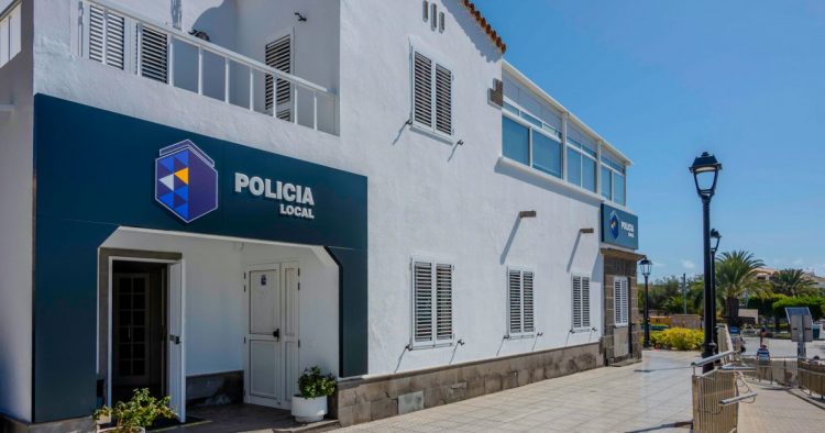 La Policía Local de Mogán detiene a un hombre en el paseo de la playa de Las Marañuelas por presunta venta de drogas
