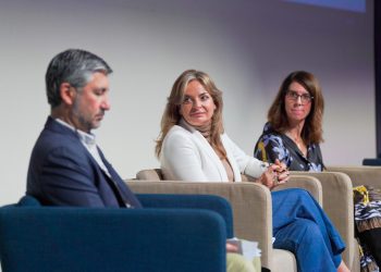 Esther Monzón inaugura unas jornadas regionales sobre vacunas e inmunización