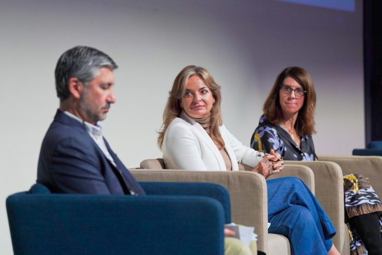 Esther Monzón inaugura unas jornadas regionales sobre vacunas e inmunización