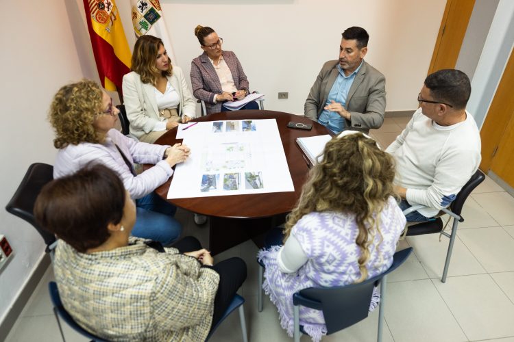 La Concejalía del Mayor aborda con las familias de ALMA’S los pasos necesarios para ampliar las plazas de atención a personas con Alzheimer