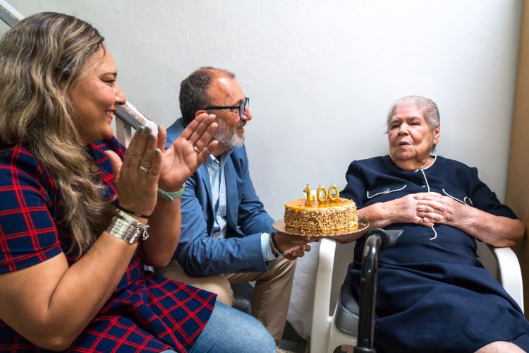 Josefa Saavedra cumple cien años casi sin arrugas: “no he usado cremas, siempre me lavaba con jabón Lagarto”