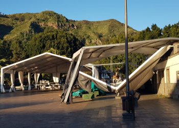 El viento azota con fuerza Teror durante la noche, sin ocasionar daños personales