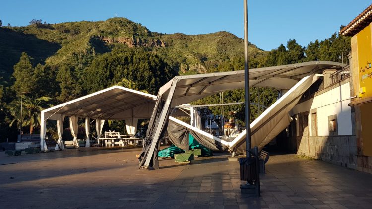 El viento azota con fuerza Teror durante la noche, sin ocasionar daños personales