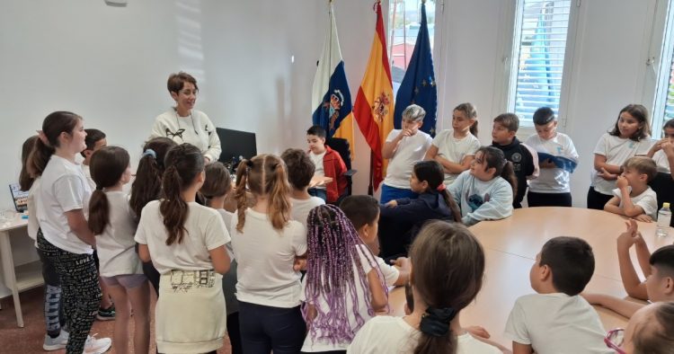 Onalia Bueno recibe en las dependencias municipales a escolares del CEIP Playa de Arguineguín