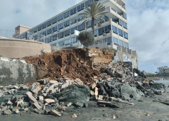 Urbanismo actúa con agilidad y solicita a la comunidad de propietarios la intervención sobre el muro caído en Playa del Águila