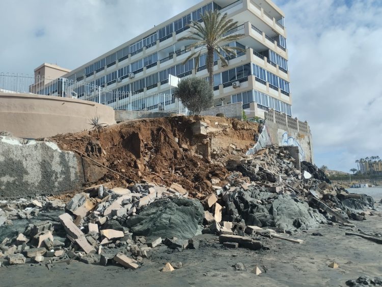Urbanismo actúa con agilidad y solicita a la comunidad de propietarios la intervención sobre el muro caído en Playa del Águila