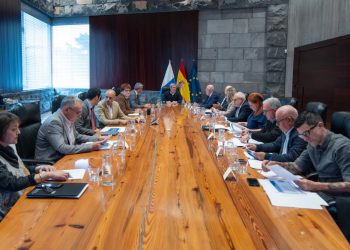 Canarias reclama a Madrid financiación para cubrir el vacío del decreto estatal y activar su escudo social ante la guerra