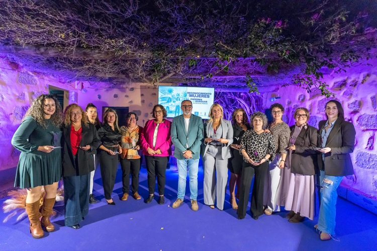 Santa Lucía rinde homenaje a las mujeres conductoras de guaguas del municipio