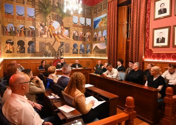 El Pleno de Gáldar aprueba el hermanamiento con las Mancomunidades gallegas del Camino Francés, compra de suelo para vivienda y la alianza con el ITC para modernizar el sector platanero