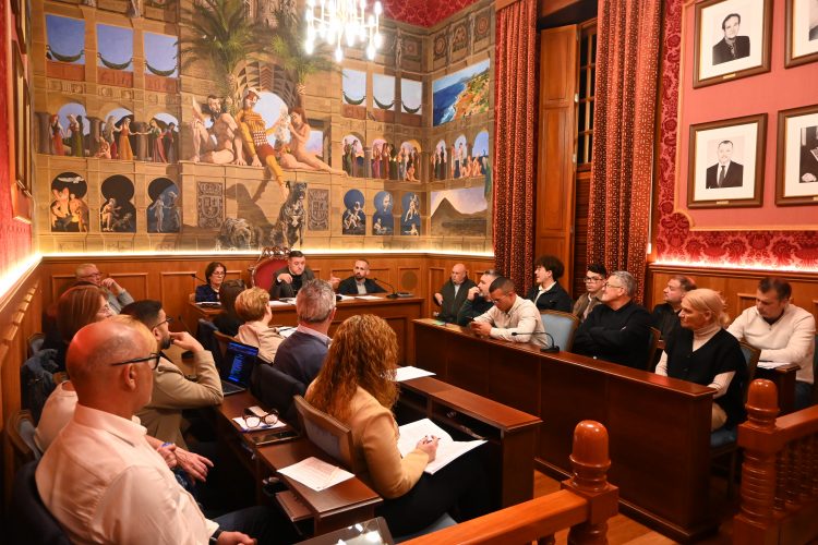 El Pleno de Gáldar aprueba el hermanamiento con las Mancomunidades gallegas del Camino Francés, compra de suelo para vivienda y la alianza con el ITC para modernizar el sector platanero