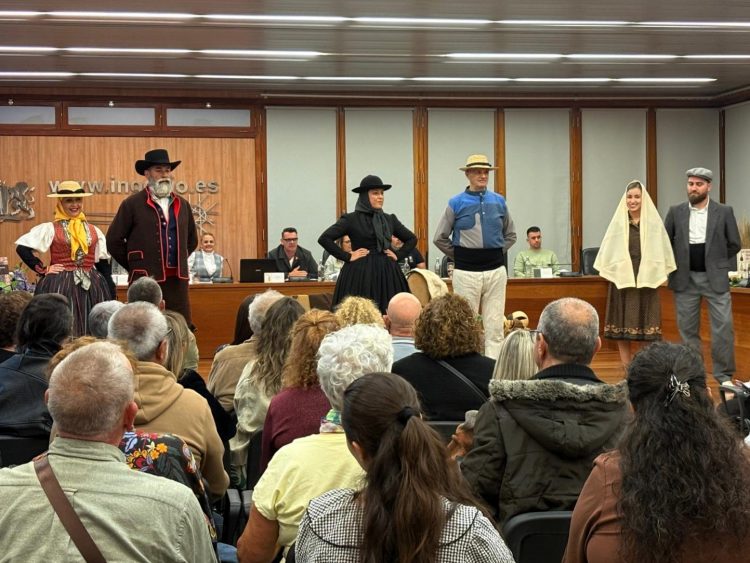 Félix Vega presenta un manual que acerca la tradición de la vestimenta canaria a las nuevas generaciones