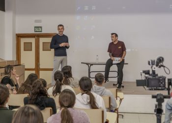 El corredor Javi Blanco comparte su experiencia de superación con jóvenes de Mogán