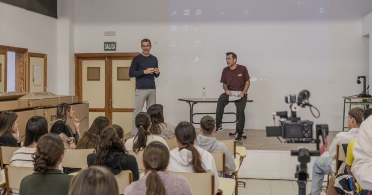 El corredor Javi Blanco comparte su experiencia de superación con jóvenes de Mogán