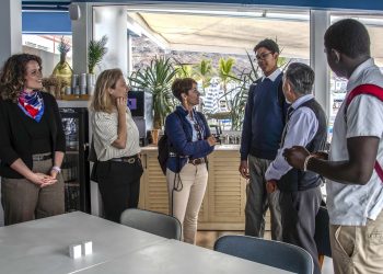Onalia Bueno acompaña a alumnado del IES Faro de Maspalomas en una jornada de orientación profesional en el Hotel Livvo Puerto de Mogán