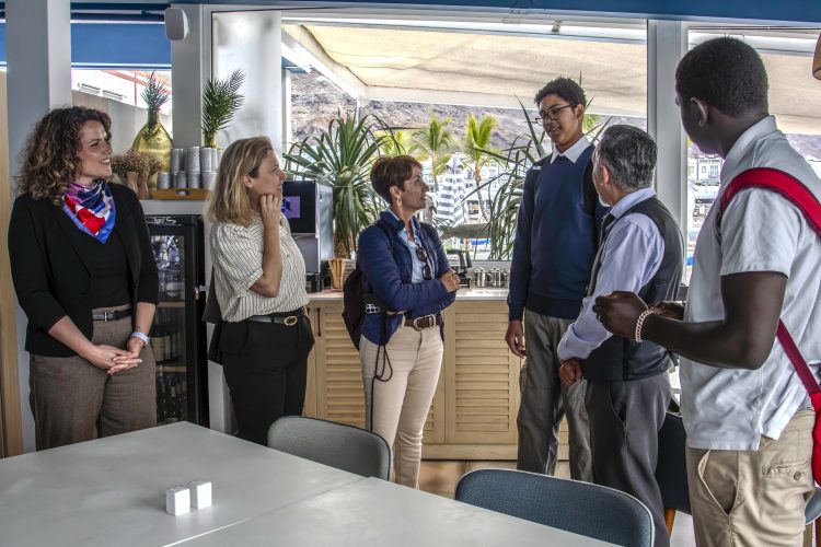 Onalia Bueno acompaña a alumnado del IES Faro de Maspalomas en una jornada de orientación profesional en el Hotel Livvo Puerto de Mogán