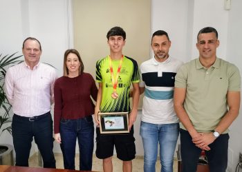 El alcalde de Agüimes recibe a Gabriel Falcón, medalla de bronce de Hexatlón en el Campeonato de España