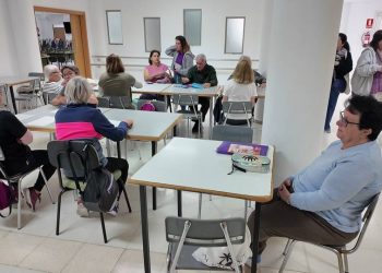Generaciones que se encuentran para cuidar la memoria y el afecto
