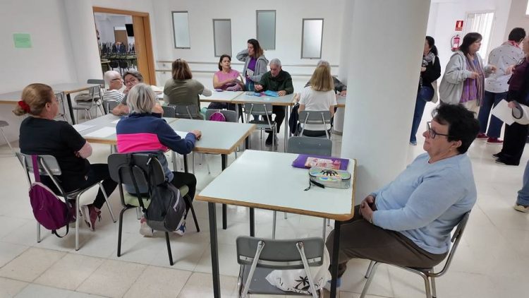 Generaciones que se encuentran para cuidar la memoria y el afecto