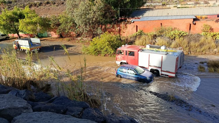La crecida de los barrancos incomunica Los Palmitos, Lomo Gordo y Lomo Perera