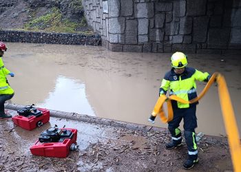 Seguridad y Emergencias pide a los vecinos de Ayagaures que se pertrechen debido al aliviadero inminente de la Presa