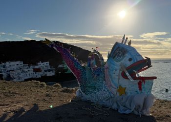 Una sardina de fantasía aparece varada en Tufia y desata la expectación del carnaval teldense