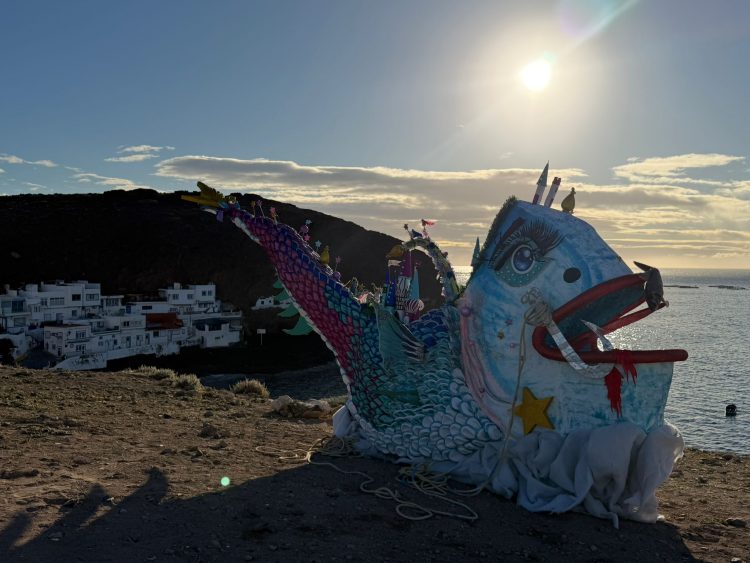 Una sardina de fantasía aparece varada en Tufia y desata la expectación del carnaval teldense