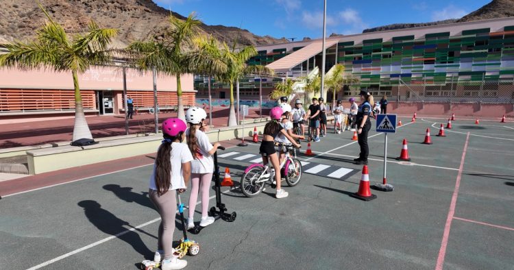 Ayuntamiento y Policía Local de Mogán llevan la educación vial a las aulas de Primaria