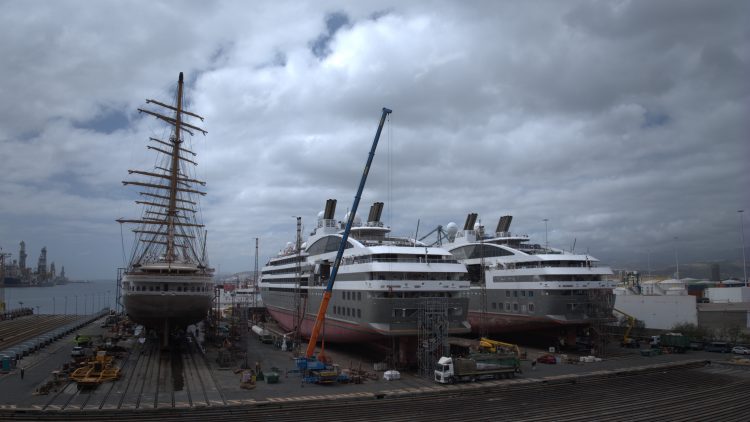 Astican repara simultáneamente cinco cruceros de lujo en seco en el Puerto de Las Palmas
