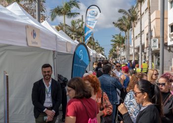 Más de una veintena de empresas participan en la II Feria de Empleo en la Avenida de Canarias 