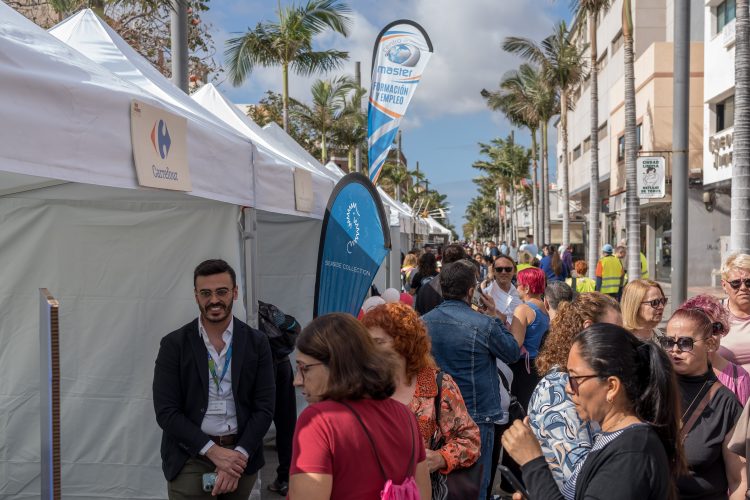 Más de una veintena de empresas participan en la II Feria de Empleo en la Avenida de Canarias 