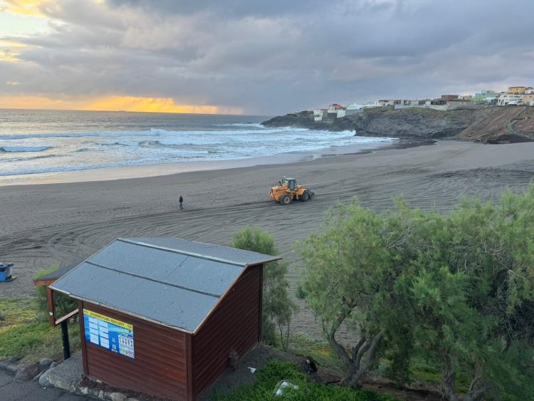 Demarcación de Costas impulsa el trasvase de arena desde Playa del Hombre a Hoya del Pozo