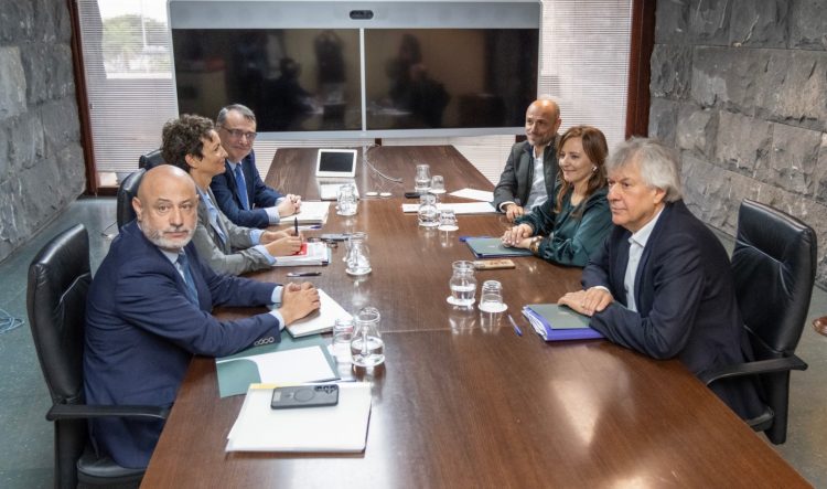 Canarias y Estado activan grupos técnicos para avanzar en materia aeroportuaria