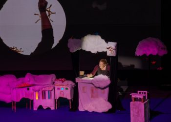 Alumnado de Mogán se sensibiliza sobre la diversidad funcional con la obra “Pajarillos en la cabeza”