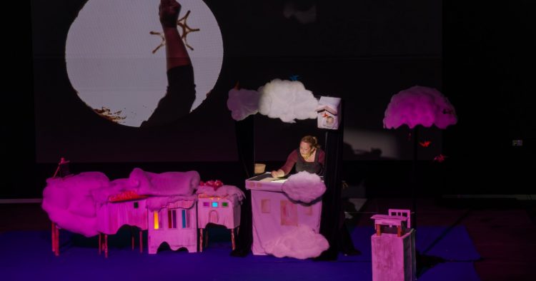 Alumnado de Mogán se sensibiliza sobre la diversidad funcional con la obra “Pajarillos en la cabeza”