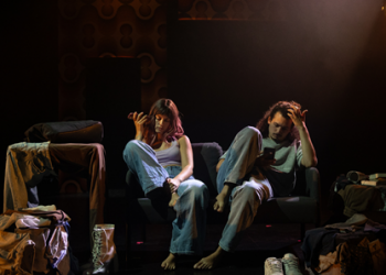 Mómerat Teatro lleva a escena la frustración juvenil ante un futuro diferente al que habían imaginado