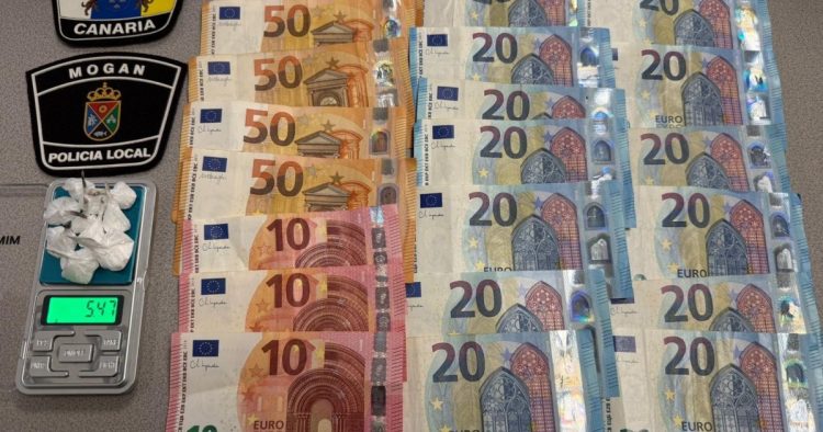 La Policía Local de Mogán detiene a un hombre por menudeo de drogas en Arguineguín