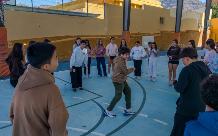 El Ayuntamiento de Mogán lleva la danza urbana a los centros educativos