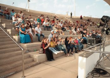 El Tardeo +60 reúne a cerca de 200 personas mayores en el Parque Sur en una cita que llega para quedarse