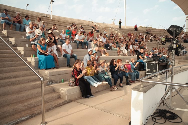 El Tardeo +60 reúne a cerca de 200 personas mayores en el Parque Sur en una cita que llega para quedarse