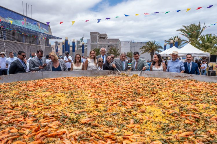 El Tablero se sienta a la mesa: 5.000 personas despiden sus fiestas alrededor de la Gran Paella