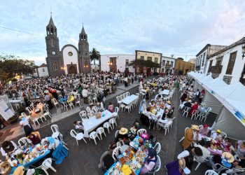 La multitud desborda San Juan y extiende la fiesta de “Parrandeando entre mesas” por todo el casco histórico