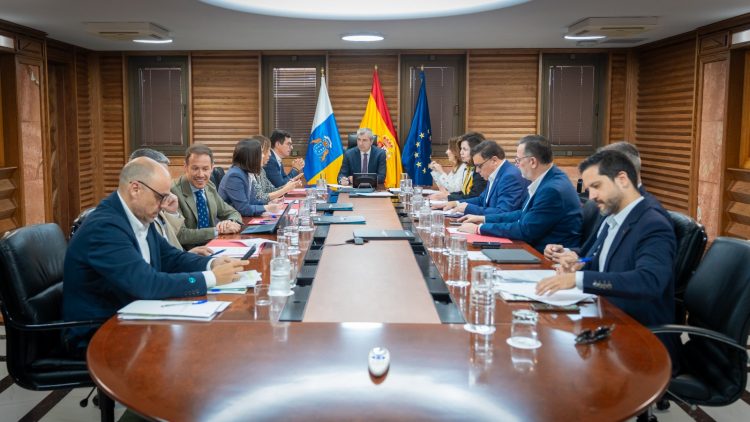 Clavijo defiende en Bruselas medidas específicas para Canarias en plena crisis energética