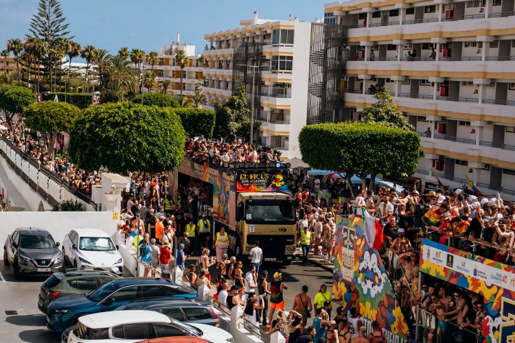 El Desfile de Carrozas de Maspalomas Pride toma las calles de Playa del inglés ante más de 100.000 personas
