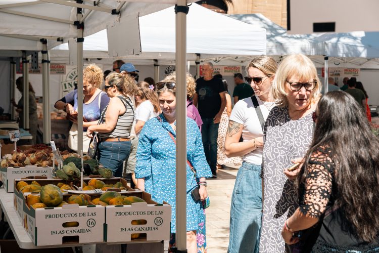 El Mercado Agrícola de Gáldar reúne a productores y público en una jornada coincidente con ‘Gáldar en Flor’