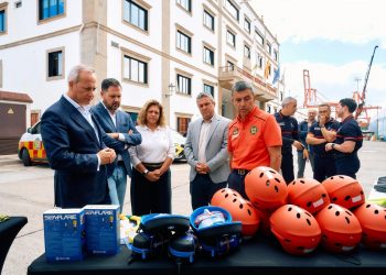 La Autoridad Portuaria de Las Palmas y el Ayuntamiento presentan 70 nuevos equipos de protección acuática para Bomberos