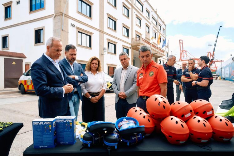 La Autoridad Portuaria de Las Palmas y el Ayuntamiento presentan 70 nuevos equipos de protección acuática para Bomberos