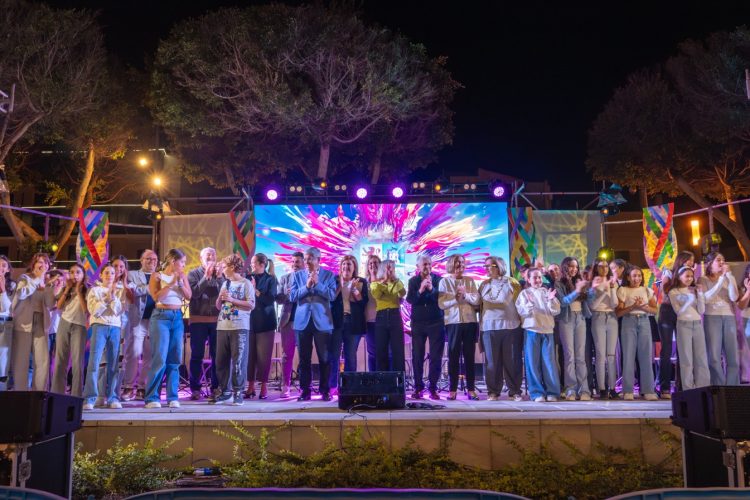 Un viaje a la memoria de la escuela emociona a varias generaciones en el pregón de las fiestas de El Tablero