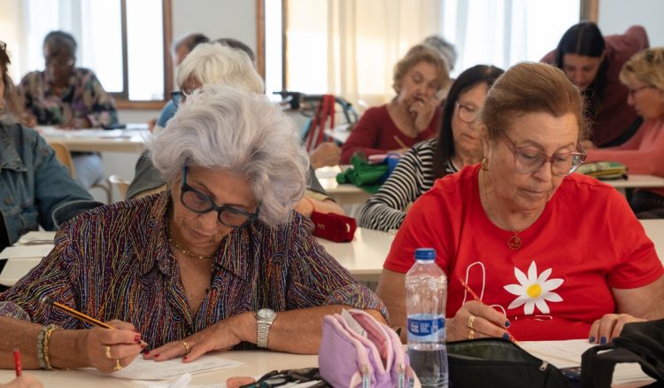 Bienestar Social involucra a las personas mayores en la defensa y difusión de la indumentaria tradicional canaria